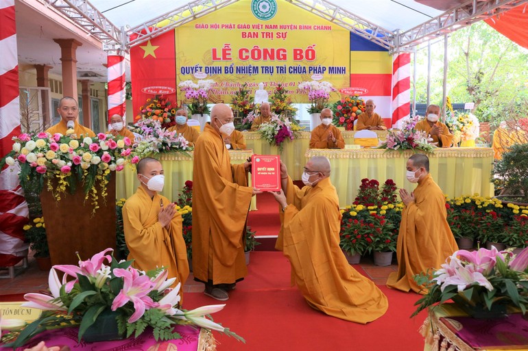 Hòa thượng Thích Minh Thông trao quyết định bổ nhiệm trụ trì chùa Pháp Minh đến Đại đức Thích Tâm Nhơn 