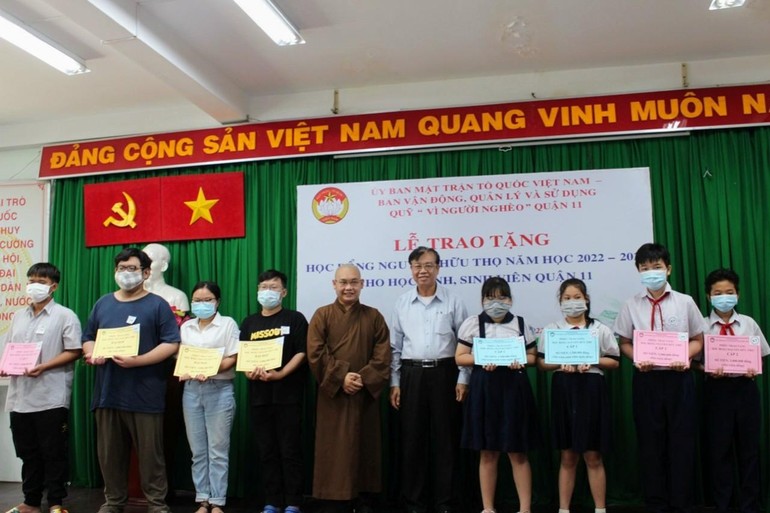 Tịnh thất Vạn Đức phối hợp Hội Khuyến học phường 14, quận 11 trao tặng học bổng cho các em học sinh