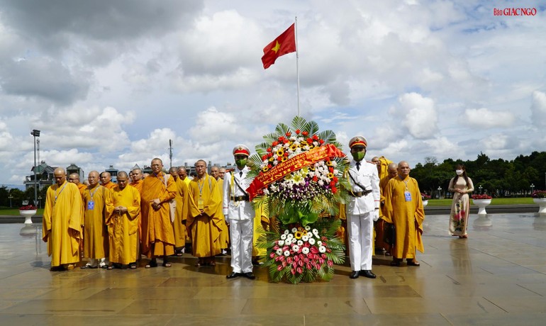 Dâng hoa tại Quảng trường Đại đoàn kết, TP.Pleiku