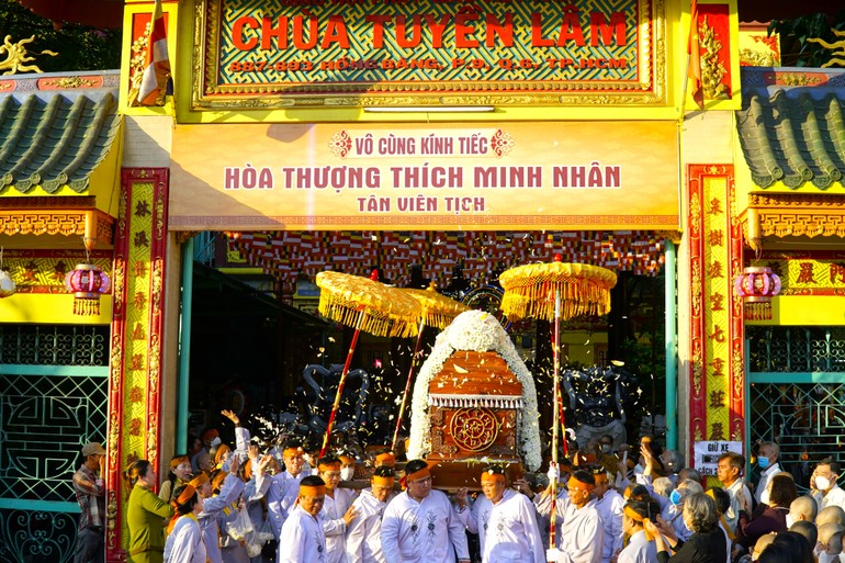 Cung tống kim quan Hòa thượng Thích Minh Nhân đến nơi trà-tỳ.