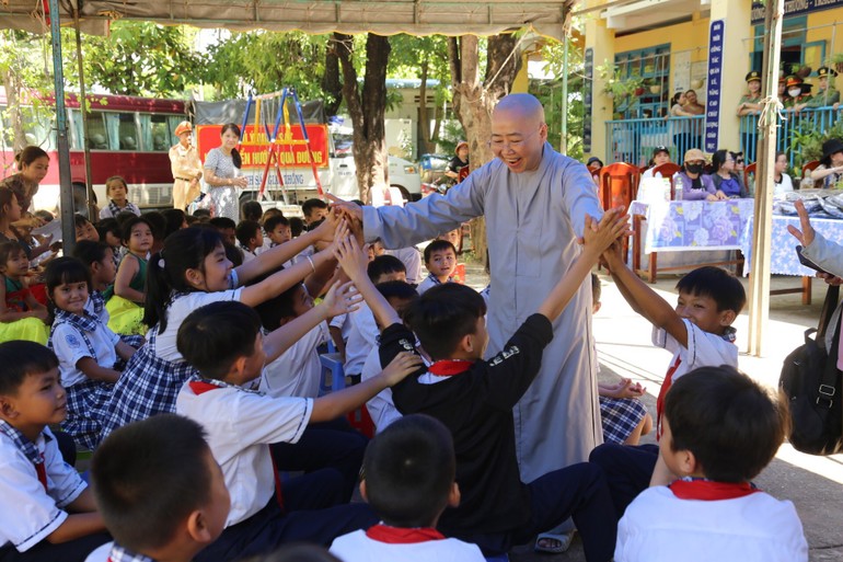 Các học sinh vui mừng đón chào Ni sư Thích nữ Huệ Dâng đến thăm trường 