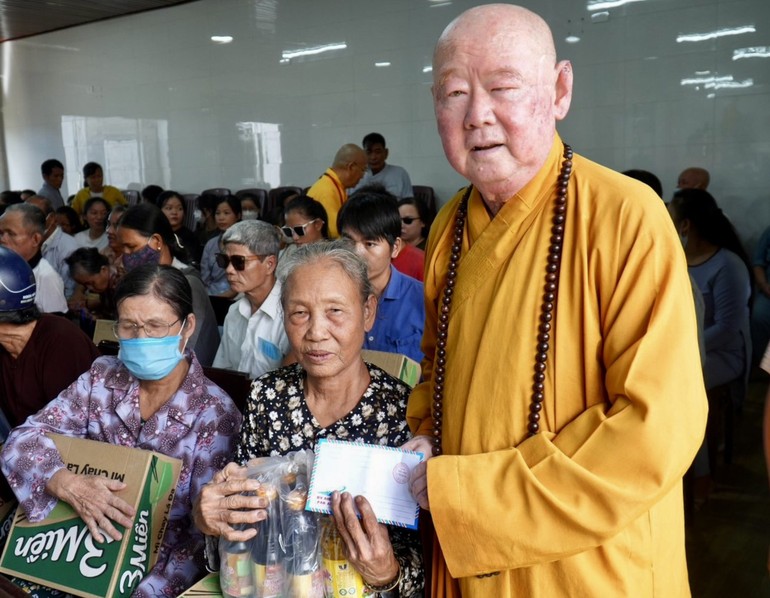 Hòa thượng Thích Duy Trấn trực tiếp thực hiện tặng quà cho bà con có hoàn cảnh khó khăn