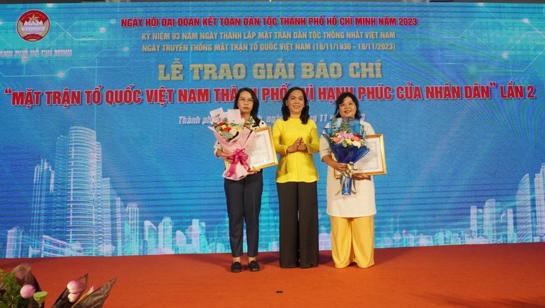 Phóng viên Hạnh Ý (phải), đại diện nhóm tác giả Báo Giác Ngộ nhận giải thưởng từ Ban Tổ chức