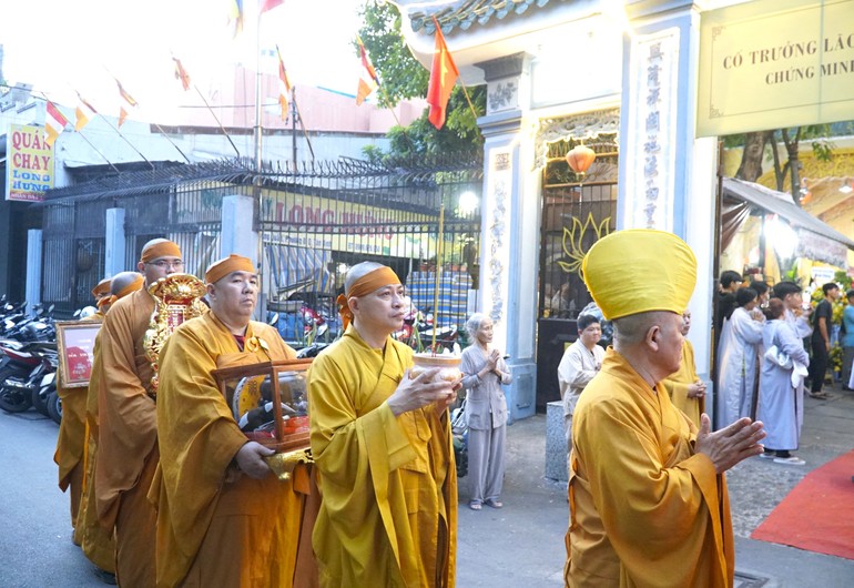 Môn đồ pháp quyến phụng tống kim quan Trưởng lão Hòa thượng Thích Thiện Thạnh đến nhập bảo tháp