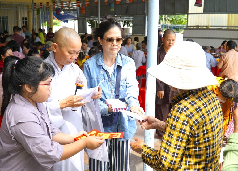 Những phần quà lì xì chia sẻ yêu thương được Ni sư Thích nữ Chúc Mỹ - trụ trì chùa Phật Bửu trao - Ảnh: H.Ý/BGN