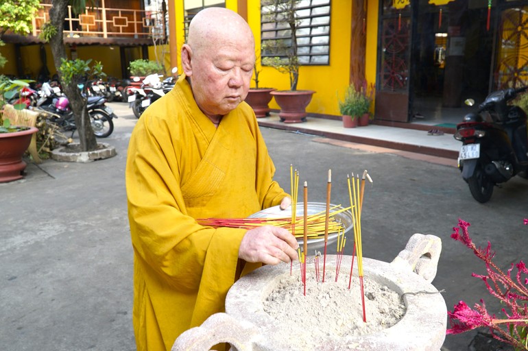 Từ ngày 30-6-1998, Hòa thượng Thích Duy Trấn chủ trương chùa Liên Hoa nói không với vàng mã - Ảnh: H.Ý/BGN