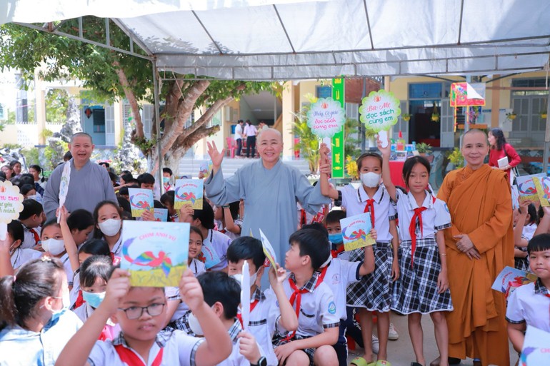 Ngày vui của các em học sinh khi có thư viện mới, có sách mới 