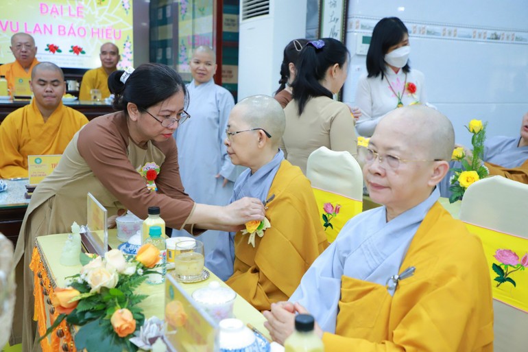 Cài hoa hồng Vu lan tại trường hạ chùa Bồ Đề Lan Nhã, Q.6, TP.HCM