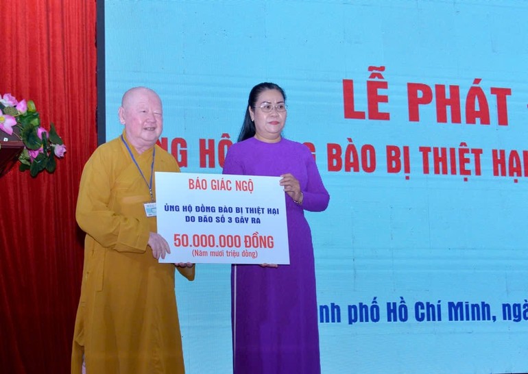 Hòa thượng Thích Duy Trấn, đại diện Báo Giác Ngộ trao 50 triệu đồng hỗ trợ đồng bào bị thiệt hại do bão số 3 - Ảnh: Bảo Toàn/Báo Giác Ngộ