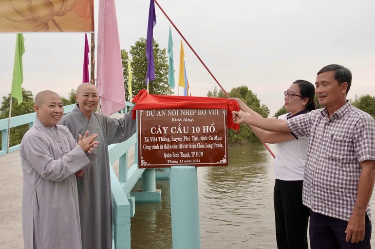 Cầu Mười Hổ nằm trong dự án “Nối nhịp bờ vui” của Hội Từ thiện chùa Long Phước, do Ni sư Huệ Dâng sáng lập - Ảnh: Nguyễn Thoa 