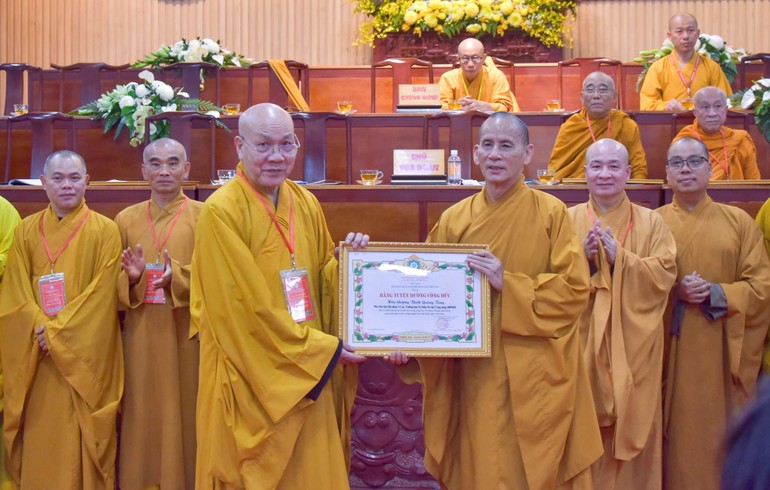 Hòa thượng Thích Thiện Thống trao Bằng tuyên dương công đức của GHPGVN đến Hòa thượng Thích Quảng Tùng, Trưởng ban Từ thiện xã hội T.Ư - Ảnh: Quảng Đạo 