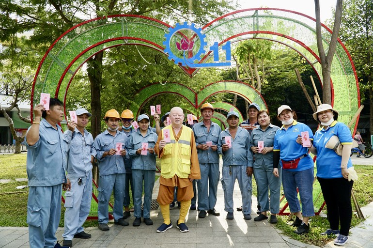 Hòa thượng Thích Duy Trấn trao tặng 20 bao lì xì chúc Tết anh chị em công nhân vệ sinh chiều 29 Tết tại Q.11 (TP.HCM) - Ảnh: Hạnh Ý/BGN