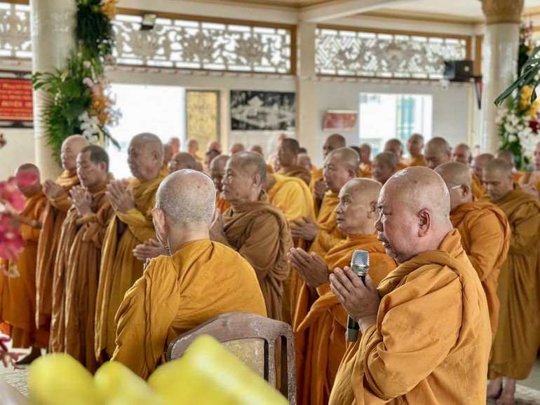 Hòa thượng Thích Giác Pháp đại diện hệ phái ôn lại tiểu sử Hòa thượng Giác Lý tại lễ tưởng niệm