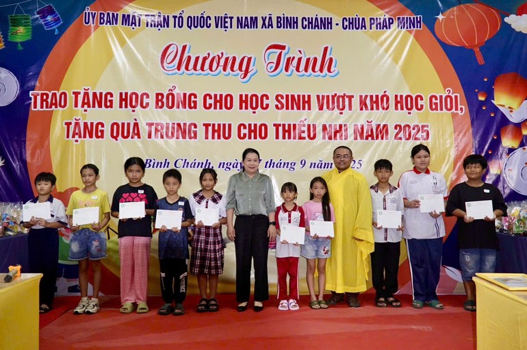 Chùa Pháp Minh trao tặng 40 suất học bổng, trị giá 50 triệu đồng cho các em học sinh 
