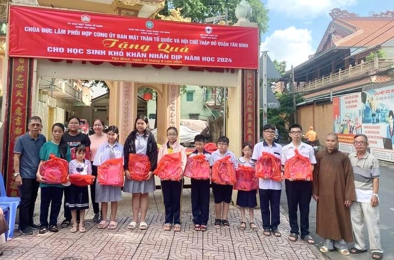 100 phần quà được tặng cho các em học sinh có hoàn cảnh khó khăn nhân dịp năm học mới