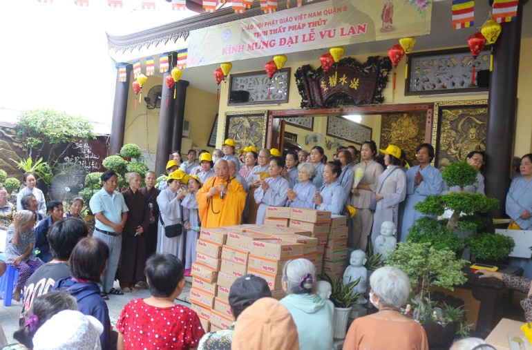 Hòa thượng Thích Pháp Quang động viên tinh thần bà con trao buổi trao quà từ thiện tại tịnh thất Pháp Thủy