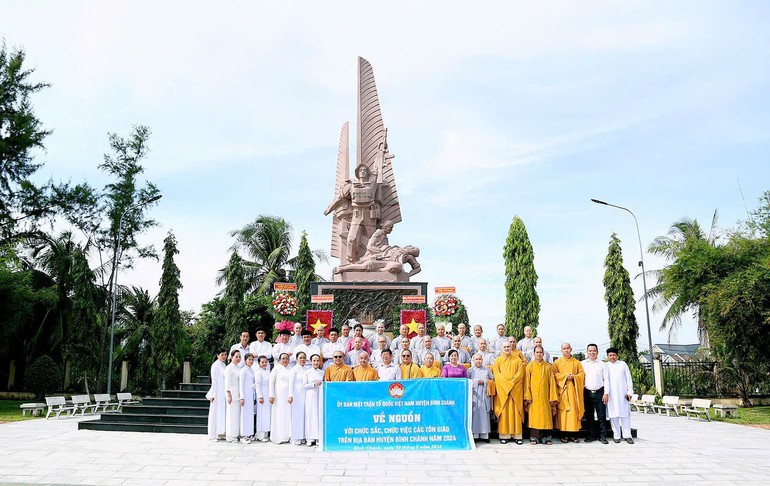 Đoàn chụp ảnh lưu niệm tại Khu Truyền thống Cuộc tổng tiến công và nổi dậy Xuân Mậu Thân 1968 (H.Bình Chánh)