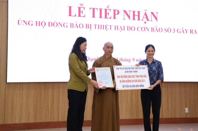 Thượng tọa Thích Tâm Chơn, Trưởng ban Trị sự GHPGVN Q.Bình Thạnh ủng hộ 50 triệu đồng hỗ trợ đồng bào bị thiệt hại do bão số 3 - Ảnh: Tuệ Chi