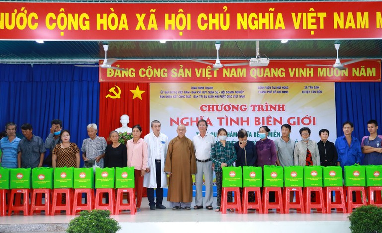 Thượng tọa Thích Tâm Chơn, Trưởng ban Trị sự GHPGVN Q.Bình Thạnh tặng quà đến các hộ dân khó khăn vùng biên giới Tân Biên