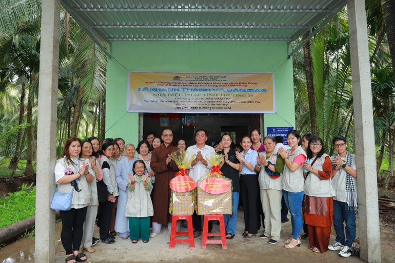 Chùa Diệu Pháp trao nhà tình thương tại ấp Tân An, xã Tân Bình, H.Mỏ Cày Bắc, tỉnh Bến Tre