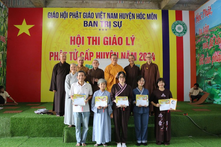 Ban Trị sự GHPGVN H.Hóc Môn phát thưởng đến các Phật tử đạt điểm cao trong Hội thi giáo lý năm 2024