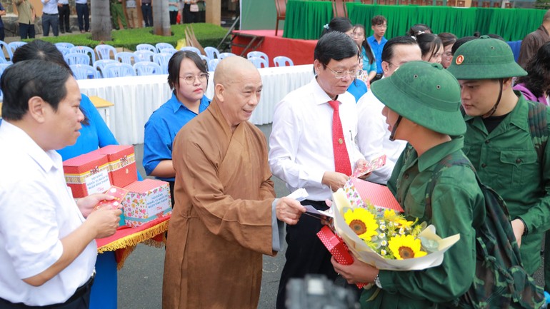 Thượng tọa Thích Tâm Chơn trao quà đến các thanh niên nhập ngũ, sáng nay, 13-2