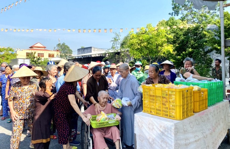 Quang cảnh buổi tặng cơm chay đến người khó khăn tại chùa Từ Hạnh