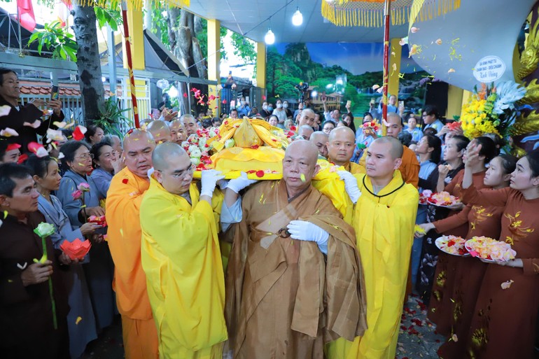 Cung thỉnh nhục thân Hòa thượng Thích Thiện Nghĩa nhập kim quan