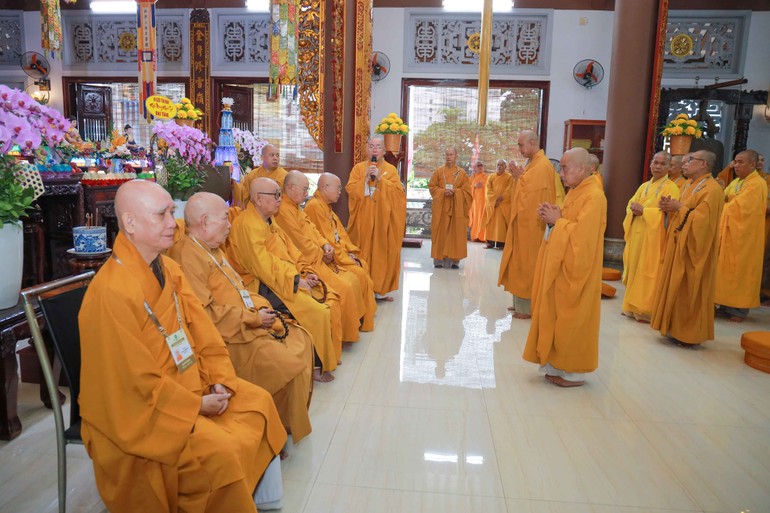 Thượng tọa Thích Đạt Đức thông báo các hoạt động sau mùa An cư kiết hạ Phật lịch 2569 - Ảnh: Nguyên Tài/BGN