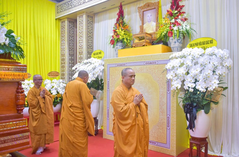 Chư tôn đức hữu nhiễu kim quan tiễn biệt Thượng tọa Thích Quảng Tánh - Ảnh: Quảng Đạo/BGN