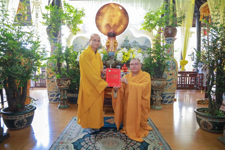 Thượng tọa Thích Thiện Quý trao quyết định bổ nhiệm trụ trì chùa Long Vân đến Đại đức Thích Bửu Đăng - Ảnh: Nguyên Tài/BGN