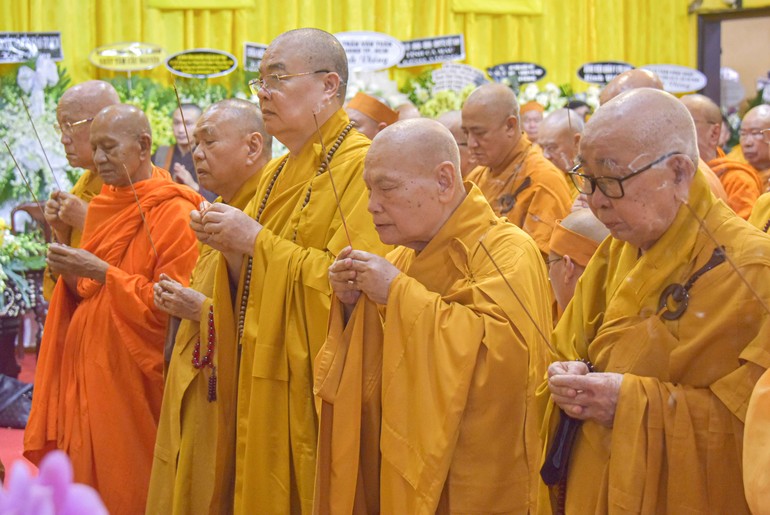 Chư tôn giáo phẩm Hội đồng Chứng minh, Hội đồng Trị sự GHPGVN dâng hương tưởng niệm Trưởng lão Hòa thượng Thích Trí Tịnh, Phó Pháp chủ Hội đồng Chứng minh tân viên tịch - Ảnh: Quảng Đạo/BGN