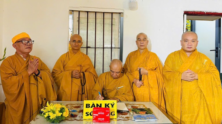 Hòa thượng Thích Nhựt Hỷ cùng chư tôn đức Ban Thường trực Ban Trị sự GHPGVN TP.HCM ghi sổ tang phân ưu cùng Thiền phái Lâm Tế Chúc Thánh Việt Nam và môn đồ pháp quyến