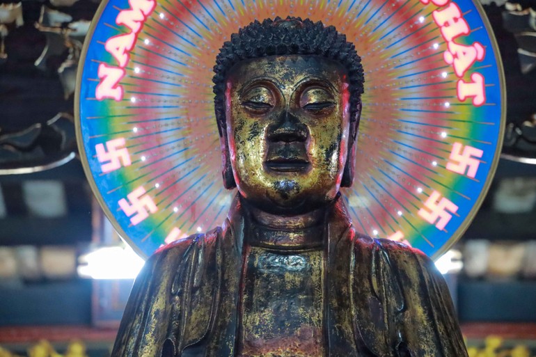 Tượng Đức Phật Di Đà tôn trí tại tổ đình Giác Lâm được tạo tác vào giữa thế kỷ XVIII - Ảnh: Nguyên Tài/BGN