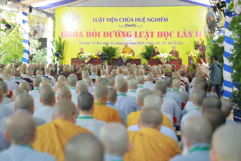 Lễ khai mạc Khóa bồi dưỡng Luật học tại chùa Huệ Nghiêm (phường An Lạc, TP.HCM) - Ảnh: Nguyên Tài/BGN