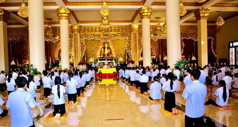 Hơn 500 thanh thiếu niên, Phật tử thành kính hướng về Tam bảo