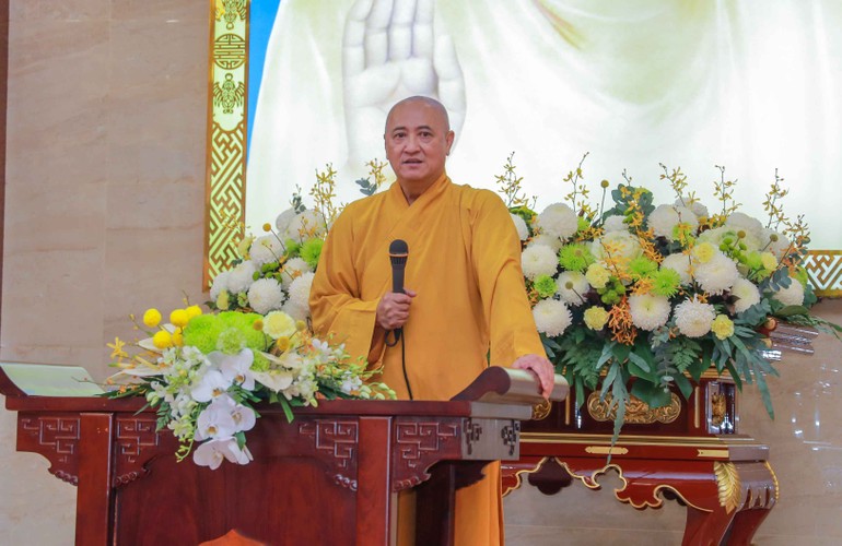 Hòa thượng Thích Huệ Thông, Phó Chủ tịch Hội đồng Trị sự, Trưởng ban Pháp chế T.Ư, Cố vấn Ban Trị sự GHPGVN TP.HCM chia sẻ đến Tăng Ni - Ảnh: Nguyên Tài/BGN