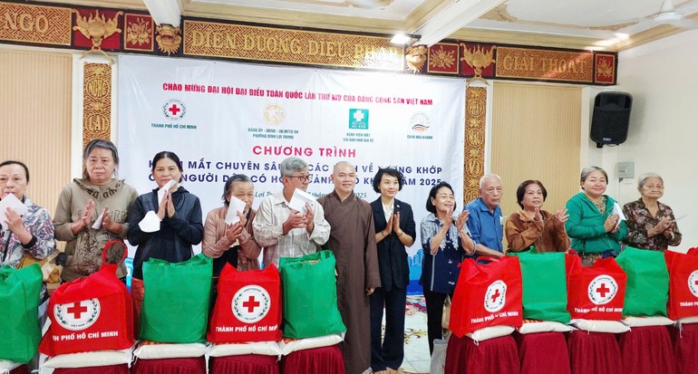 Tặng quà đến người dân có hoàn cảnh khó khăn, người khiếm thị trên địa bàn P.Bình Lợi Trung (TP.HCM)