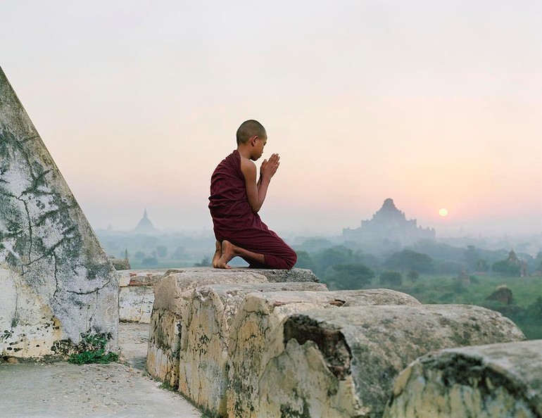 Một chú tiểu đang cầu nguyện tại Bagan, Myanmar