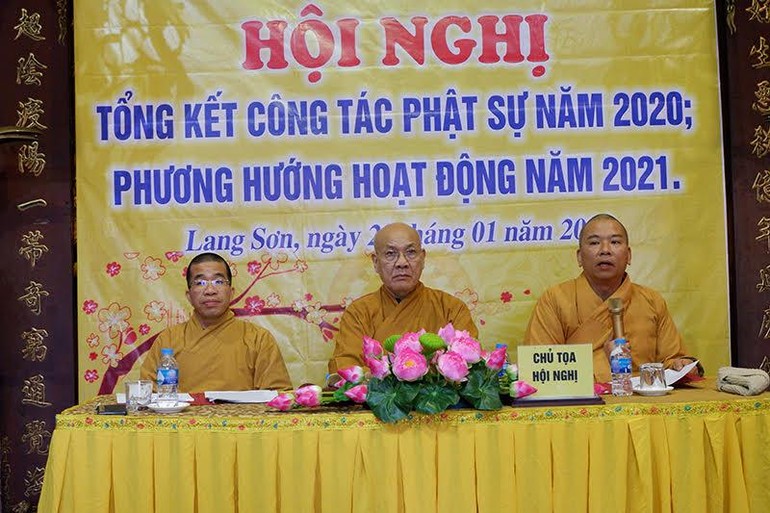 Chư tôn đức Tăng chủ tọa hội nghị