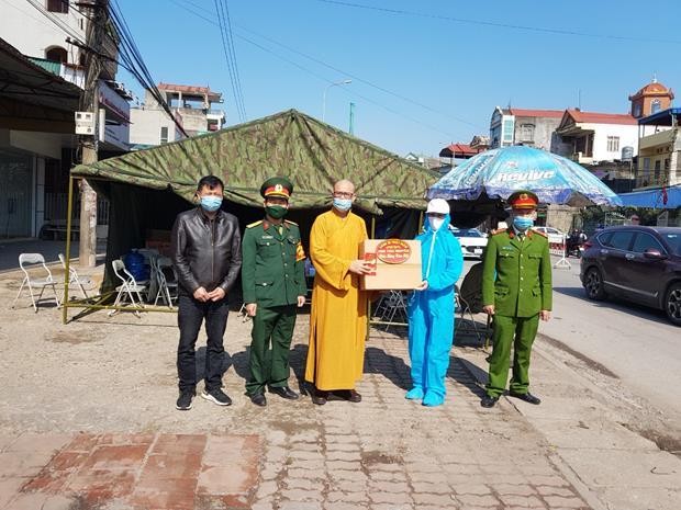 Thượng tọa Thích Nguyên Thành tặng quà Tết cho cán bộ, chiến sĩ tuyến đầu chống dịch Covid-19 ở tỉnh Thái Nguyên