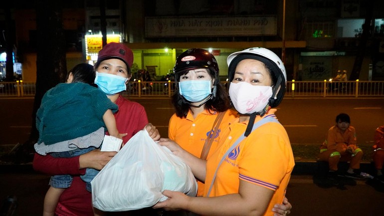 Thành viên chương trình "Di Lặc du Xuân" tặng quà đêm giao thừa