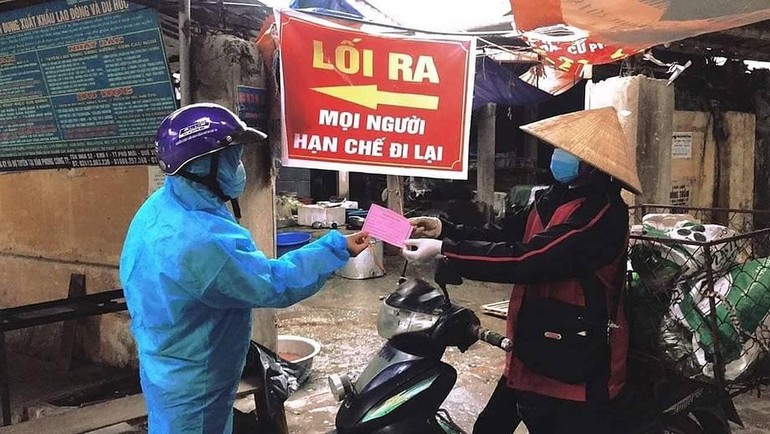 Phát phiếu đi chợ cho người dân Hải Dương. Ảnh: Bộ Y tế