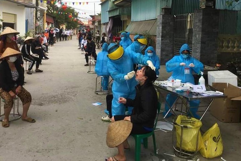 Người dân thôn Lôi Động, xã Hoàng Động, huyện Thủy Nguyên được lấy mẫu xét nghiệm sàng lọc Covid-19, sáng 22-2. Ảnh: CTV