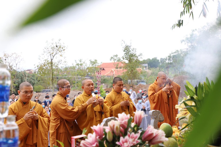 Chư tôn đức Tăng niêm hương bạch Phật