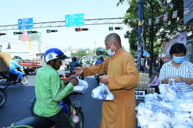 Thượng tọa Thích Thiện Ngọc tặng suất cơm chay cho người nghèo, cơ nhỡ