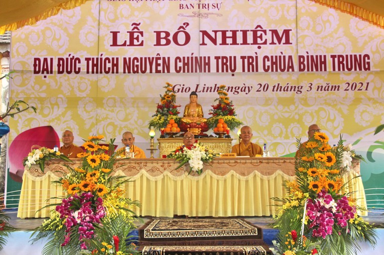 Chư tôn đức Chứng minh buổi lễ bổ nhiệm Trụ trì chùa Bình Trung