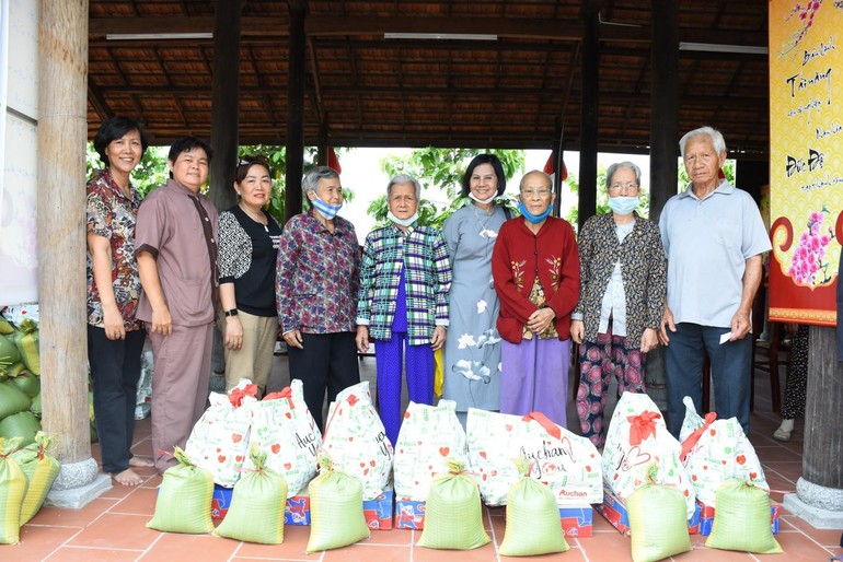 Bà con hoan hỷ nhận quà