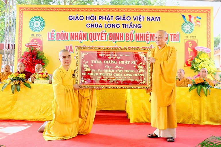 Đại đức Thích Tâm Thông, trụ trì chùa Long Thắng nhận quà lưu niệm của chư tôn đức