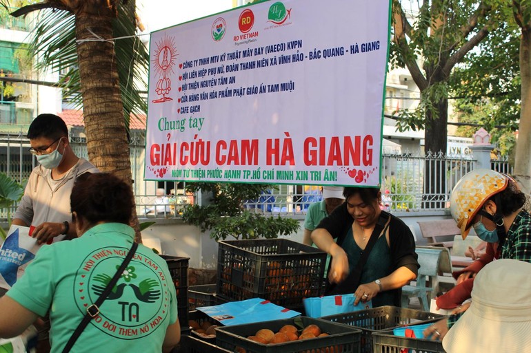 Các bạn trẻ cùng soạn đơn hàng để sớm giao cho khách